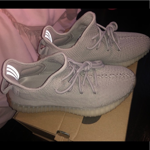 Yeezy V2 Boost - Picture 3 of 5